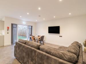 uma sala de estar com um sofá e uma mesa em Exning Residence em Newmarket