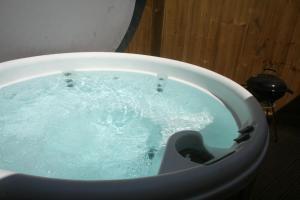 Φωτογραφία από το άλμπουμ του Snow Whites House - Farm Park Stay with Hot Tub στο Σουόνσι