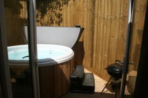 Ένα μπάνιο στο Snow Whites House - Farm Park Stay with Hot Tub +19 φωτογραφίες