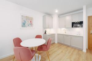 Kuchnia lub aneks kuchenny w obiekcie FARO Apartamenty Kasprowicza 20 BASEN w cenie SCHWIMMBAD im Preis