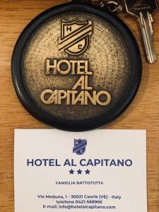 ein Logo für ein Hotelallo Atarma auf einem Tisch in der Unterkunft Hotel Al Capitano in Caorle