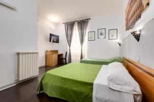 ローマにあるPenelope Holidayのベッドルーム(緑と白のベッド1台、デスク付)