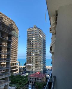 una vista de dos edificios altos y del océano en Horizons Hotel Rooms en Batumi