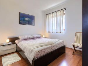 Een bed of bedden in een kamer bij Apartment Matej Premantura