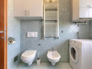 een badkamer met een wasmachine en een toilet bij Apartment Matej Premantura in Premantura