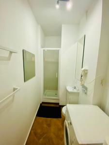 y baño blanco con ducha y aseo. en Apartment Insat en Szczecin