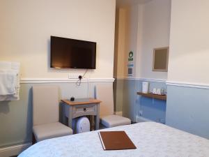 A television and/or entertainment center at Marshall Lodge Guest House 