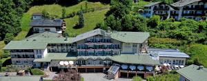 una vista aérea de una gran casa con en Alpenhotel Fischer 4 Sterne - Adults Only, en Berchtesgaden