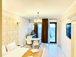 ein Wohnzimmer mit Sofa und Tisch in der Unterkunft Summer apartments in Eforie Nord