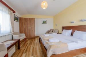 Postel nebo postele na pokoji v ubytování Hotel Zlatni bor