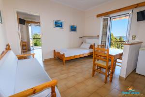 Televízia a/alebo spoločenská miestnosť v ubytovaní Hotel Arion