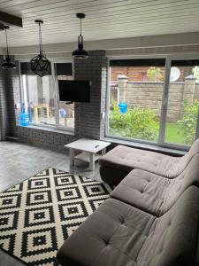 Μια τηλεόραση ή/και κέντρο ψυχαγωγίας στο Лофт Апартаменти Шацьк