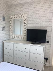 TV a/nebo společenská místnost v ubytování Charming & Peaceful apartment Begur with Swimming pool