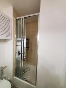 uma cabina de duche em vidro numa casa de banho com WC em JOLI PETIT STUDIO AU CENTRE DE CARRY LE ROUET em Carry-le-Rouet