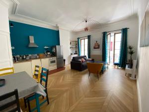 - un salon avec un canapé et une table avec des chaises dans l'établissement Superbe T2 Haussmannien au coeur de Marseille, à Marseille