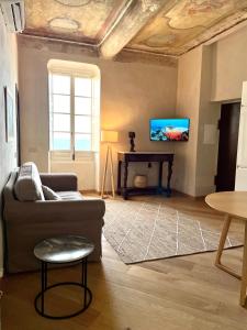 Televízia a/alebo spoločenská miestnosť v ubytovaní Corallini Luxury Apartments - Bokè Apartment