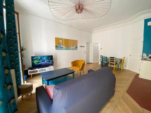 - un salon avec un canapé et une table dans l'établissement Superbe T2 Haussmannien au coeur de Marseille, à Marseille