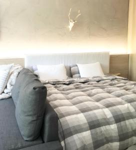 ein Schlafzimmer mit einem großen Bett und einem Sofa in der Unterkunft Apartmán Strnadovy Boudy in Železná Ruda
