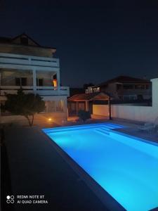 Der Swimmingpool an oder in der Nähe von Apartments Mirko&Ana