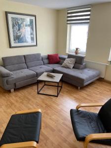 a living room with a couch and a table at Ferienwohnung im Zentrum von Sonneberg in Sonneberg