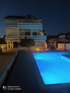 Der Swimmingpool an oder in der Nähe von Apartments Mirko&Ana