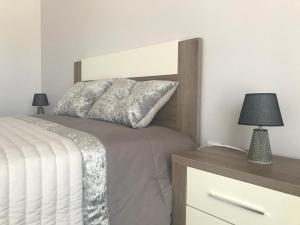 a bedroom with a bed and a night stand with a lamp at Recanto da Serra in Porto de Mós