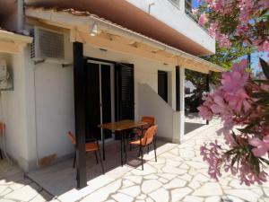 A balcony or terrace at Apartments Elli - Nikos