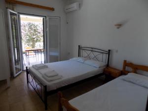 A bed or beds in a room at Apartments Elli - Nikos