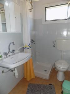 A bathroom at Apartments Elli - Nikos
