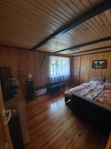 Fotografia z galérie ubytovania Domek nad jeziorem v destinácii Majdy