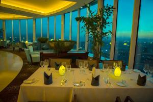 una mesa en un restaurante con vistas a la ciudad en Grand Millennium Sulaimani, en As Sulaymānīyah