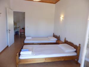 A bed or beds in a room at Apartments Elli - Nikos