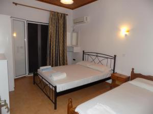 A bed or beds in a room at Apartments Elli - Nikos