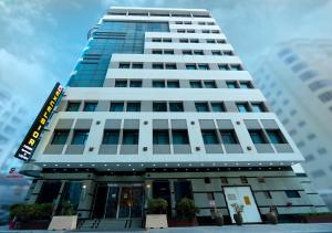 麦纳麦Excelsior Luxury Apartments的一座挂着招牌的高大白色建筑