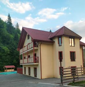 budynek z balkonem i parkingiem w obiekcie Lisnyi w mieście Miżhirja