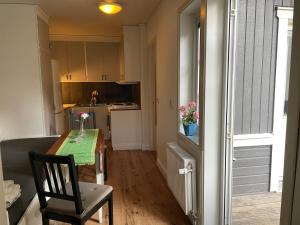 una pequeña cocina con mesa y comedor en Villa Tullgatan Borgholm, en Borgholm