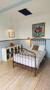 ハーレムにあるhidden pearl family homeのベッドルーム1室(ベッド1台付)が備わります。壁には絵画が飾られています。
