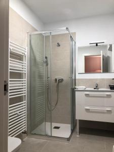 PerazancasにあるCasa Perazancas At 34-49のシャワーと洗面台付きのバスルーム