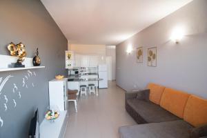 sala de estar con sofá y cocina en VV Norte y Sur en La Restinga