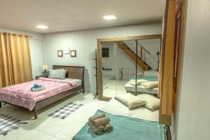 Un dormitorio con dos camas y un espejo. en Apartamento Completo de 2 quartos em Gramado, en Gramado