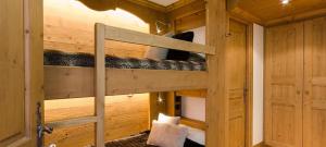 a room with two bunk beds in a cabin at Appart 6 pers 3 étoiles centre proximité remontées mécanique Courchevel Le Praz - Los Robles in Courchevel +3 photos