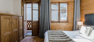 a bedroom with a bed and a window at Appart 6 pers 3 étoiles centre proximité remontées mécanique Courchevel Le Praz - Los Robles in Courchevel