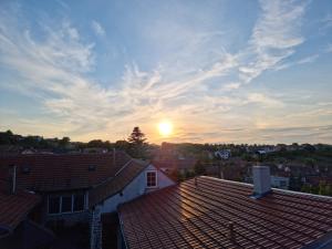 Východ nebo západ slunce při pohledu z apartmánu nebo okolí