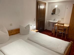 Un pat sau paturi într-o cameră la Haus Resi