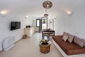 TV a/nebo společenská místnost v ubytování Aegean Mist Luxury Suites