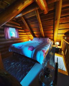 um quarto com uma cama num chalé de madeira em Kuća za odmor “Mita” em Sveti Martin na Muri