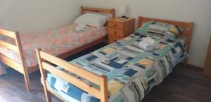 1 Schlafzimmer mit einem Bett und einer Kommode mit 2 Betten in der Unterkunft Relax in Črni Kal 2 in Črni Kal