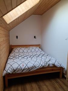 sypialnia z łóżkiem w pokoju w obiekcie Blue Baltic Bay w Karwieńskim Błocie