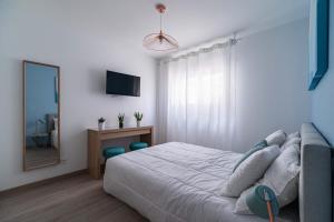 Μια τηλεόραση ή/και κέντρο ψυχαγωγίας στο Cocoon Appart 1 Miribel