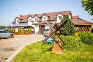 Photo de la galerie de l'établissement GOŚCINIEC ZACISZE - pokoje & restauracja blisko A2 Dąbie - Uniejów, à Dąbie